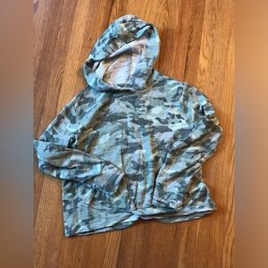 Old Navy Girls size 8 camouflage long sleeve hooded top EUC